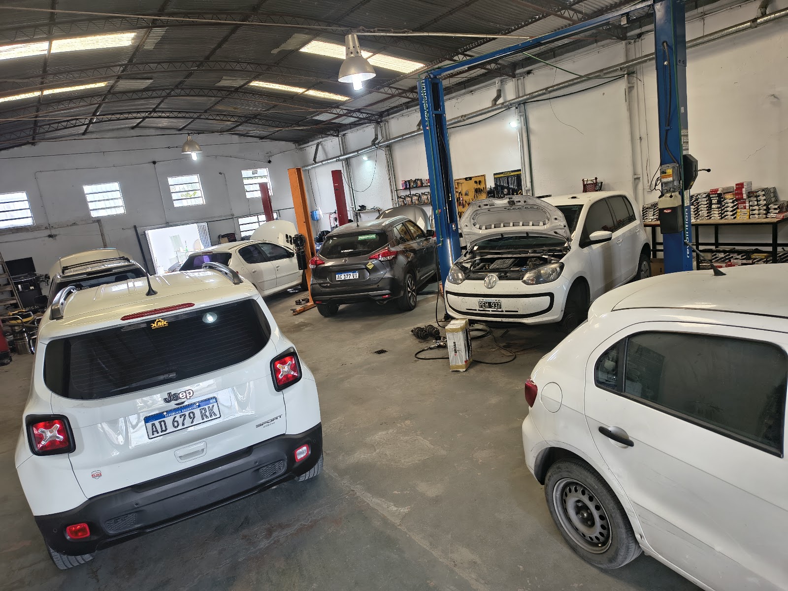 Interior de UM Multiservicios con vehículos en reparación